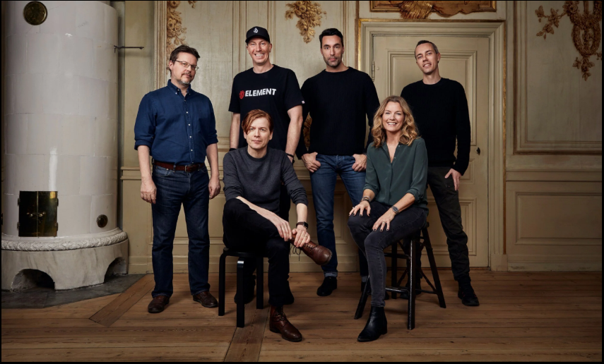 넥슨이 2019년 인수를 시작한 엠바크 스튜디오 창립 멤버와 (맨위 가운데) 공동 설립자 겸 대표이사 패트릭 쇠더룬드. / 사진=엠바크 스튜디오