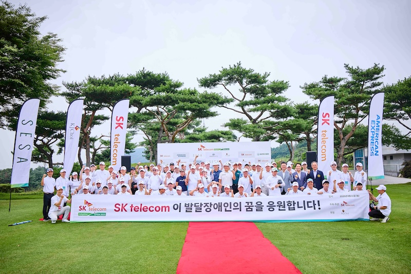 SKT ‘어댑티브 오픈 2025’에 참석한 관계자들과 선수들이 함께 기념촬영 하는 모습. / 사진=SKT