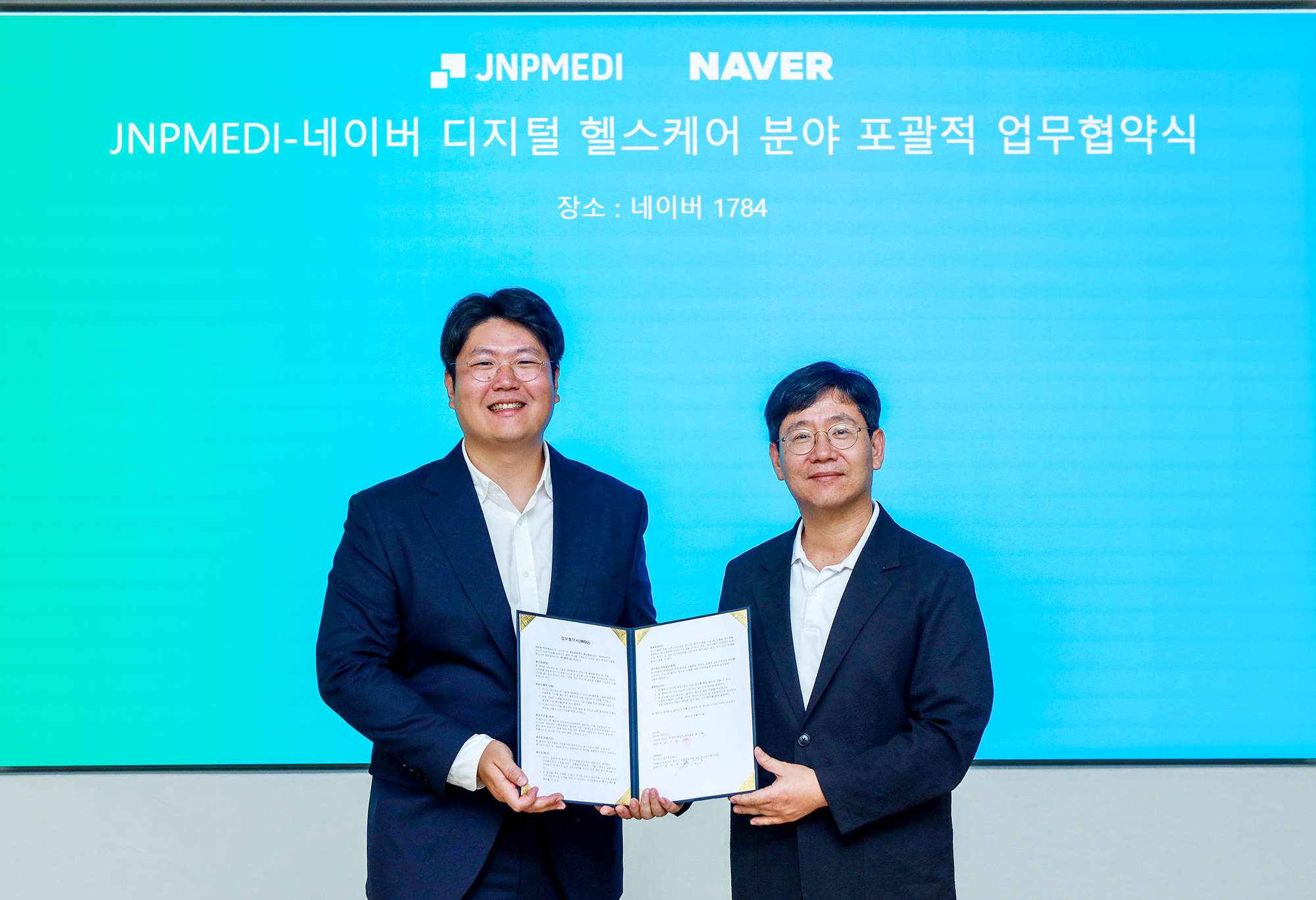 (오른쪽부터)최인혁 네이버 최인혁 테크비즈니스 대표와 정권호 제이앤피메디 대표가 네이버 1784 사옥에서 디지털 헬스케어 분야 포괄적 업무협약식을 진행했다. / 사진=네이버