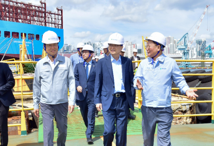 13일 HD현대중공업 울산조선소를 방문한 조현 외교부 장관(가운데)이 HD현대 조석 부회장(오른쪽)과 이상균 사장(왼쪽)의 안내를 받아 차세대 이지스 구축함 건조 현장을 둘러보고 있다. /사진제공=HD현대