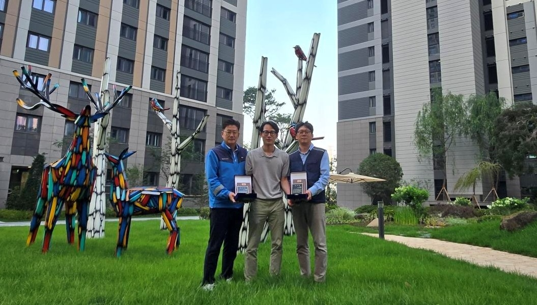 왼쪽부터 김정재 DL이앤씨 현장소장, 권오규 입예협 회장, 하동완 DL이앤씨 차장이 기념촬영을 하는 모습 ./사진제공=DL이앤씨