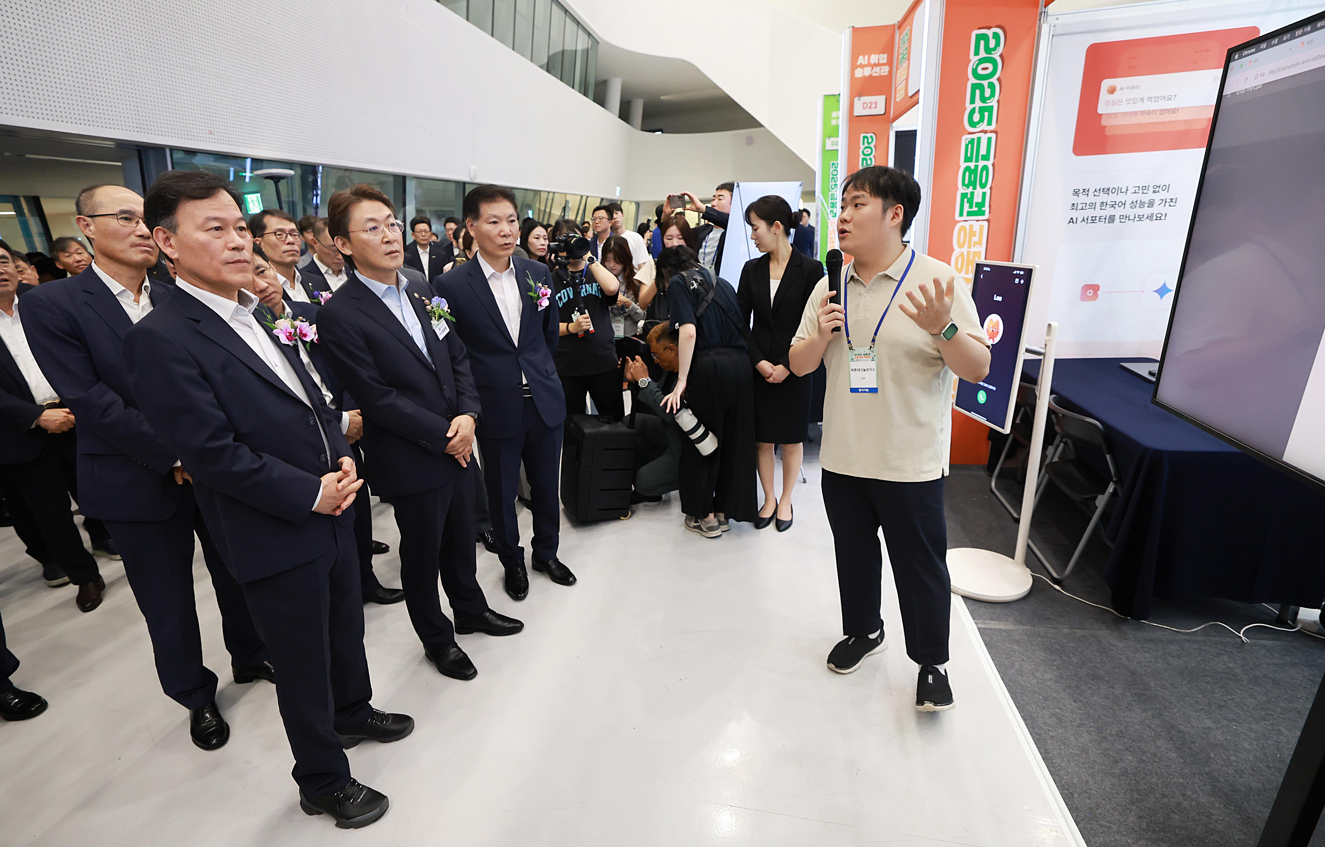 뤼튼 테크놀로지스의 AI 취업솔루션 설명을 듣고 있는 윤한홍 국회 정무위원장, 권대영 금융위 부위원장, 김병칠 금감원 부원장 등 관계자들 / 사진제공=금융위원회