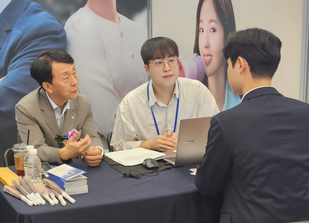 김경환 주택금융공사 사장이 채용 박람회 부스에서 직접 구직자와 인터뷰를 진행하고 있다. / 사진 = 김성훈기자