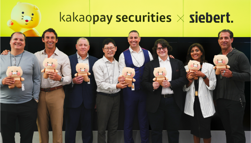 카카오페이증권 신호철 대표(왼쪽 네번째)과 시버트(Siebert Financial) 데이비드 제비아(David Gebbia) 수석임원(오른쪽 끝) 및 시버트 주요 관계자들이 기념사진을 촬영하고 있다. / 사진제공= 카카오페이증권(2025.08.25)