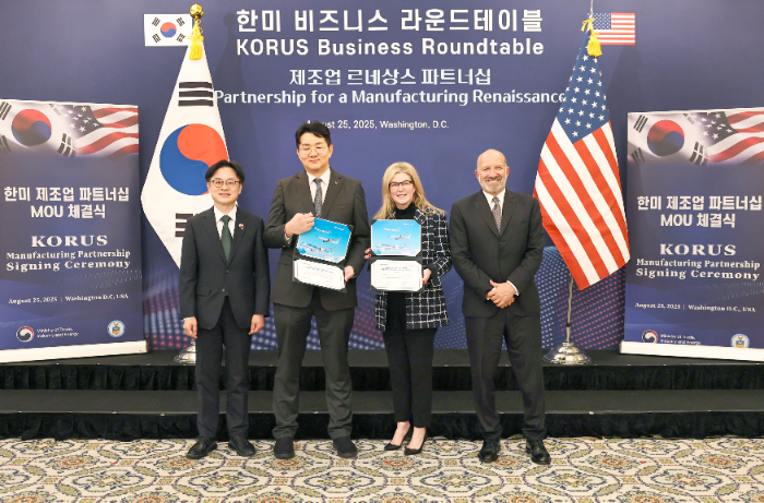 (왼쪽부터) 김정관 산업통상자원부장관, 조원태 한진그룹 회장, 스테파니 포프(Stephanie Pope) 보잉 상용기 부문 사장 겸 최고 경영자, 하워드 러트닉(Howard Lutnick) 미국 상무부 장관이 기념 촬영을 하는 모습. /사진제공=대한항공