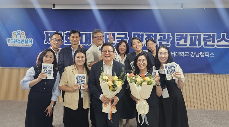 ▲8월 22일 한국열린사이버대학교 강남캠퍼스에서 열린 북토크에 저자 10명과 관계자 100여명이 참석했다.