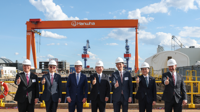 이재명 대통령과 김동관 한화그룹 부회장이 미국 한화필리조선소에서 열린 ‘스테이트 오브 메인호’ 명명식에서 기념 촬영을 하고 있다. (왼쪽부터) 한화필리조선소 데이비드 김 대표, 조현 외교부 장관, 조쉬 샤피로 펜실베니아 주지사, 이재명 대한민국 대통령, 김동관 한화그룹 부회장, 김정관 산업부장관, 토드영 인디애나주 상원의원. /사진제공=한화그룹