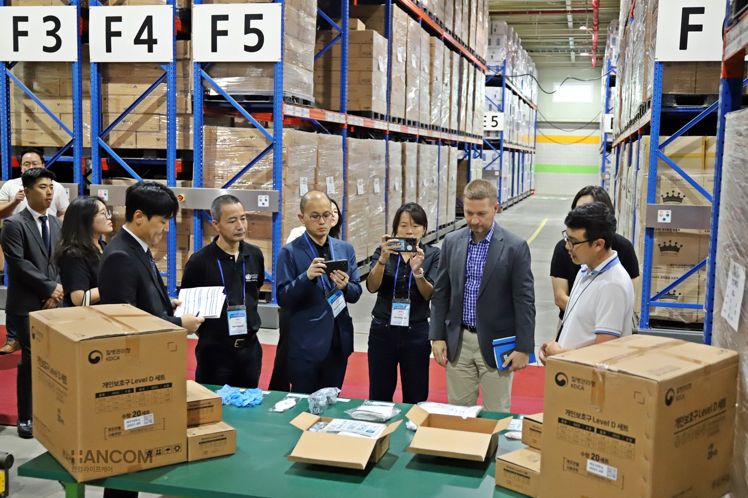 한컴라이프케어는 세계보건기구(WHO) 합동외부평가(JEE) 평가단이 지난 26일 질병관리청 방역물자 비축센터를 방문했다고 27일 밝혔다. / 사진=한컴라이프케어