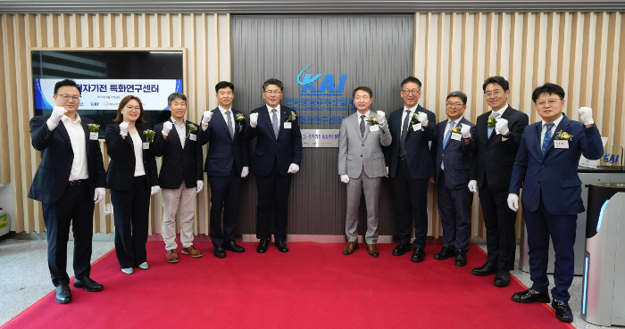 (왼쪽부터) 네이버클라우드 김성배 이사, 펀진 김득화 총괄대표, 한양대학교 김선우 교수, 한화시스템 박혁 전무, 한화시스템 곽종우 부사장, KAI 차재병 대표이사, KAIST 조병관 연구처장, KAI 최종원 상무, 펀진 김정훈 사장, KAIST 이정률 학과장. /사진제공=KAI