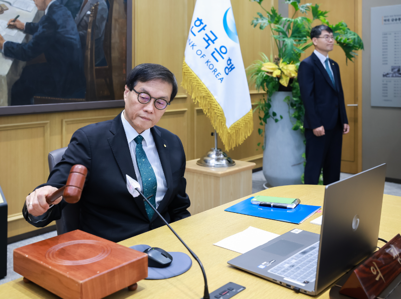 이창용 한국은행 총재가 28일 오전 서울 중구 한국은행에서 열린 금융통화위원회 본회의를 주재하고 있다. 의사봉을 두드리는 모습. / 사진제공= 한국은행(2025.08.28)