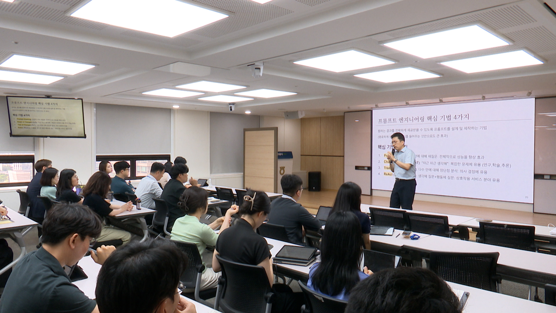 NH농협생명(대표 박병희)은 28일 서대문구 본사에서 파이낸스데이터코리아 이승준 대표가 생성형 AI 활용 특별강연을 하고 있다./사진제공=농협생명