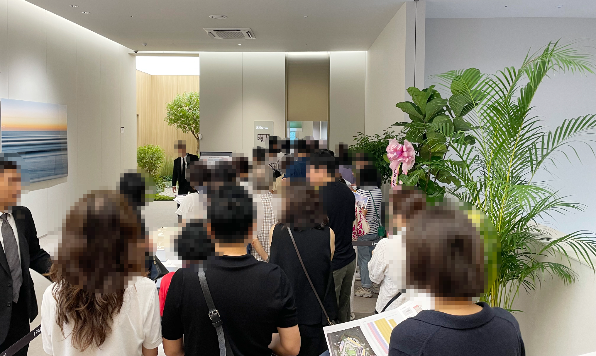 춘천 레이크시티 2차 견본주택을 찾은 방문객들./사진제공=HDC현대산업개발