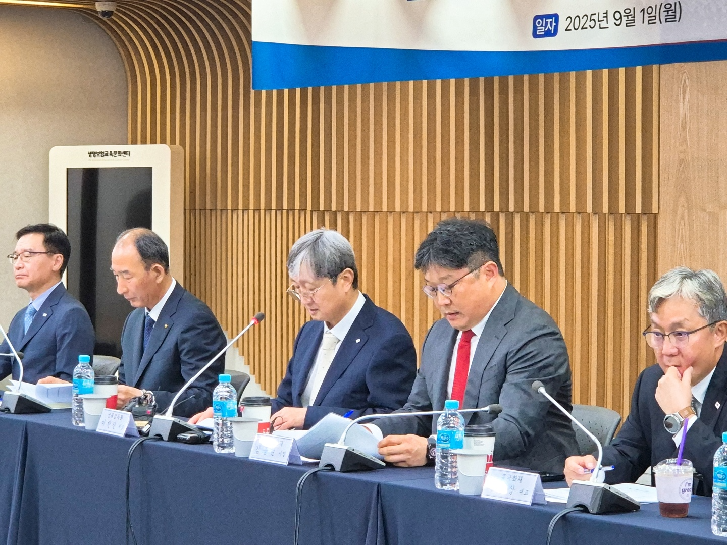 이찬진 금감원장(가운데)이 1일 열린 보험사 CEO 간담회 시작 전 모두발언을 하고 있다. 사진=강은영 기자