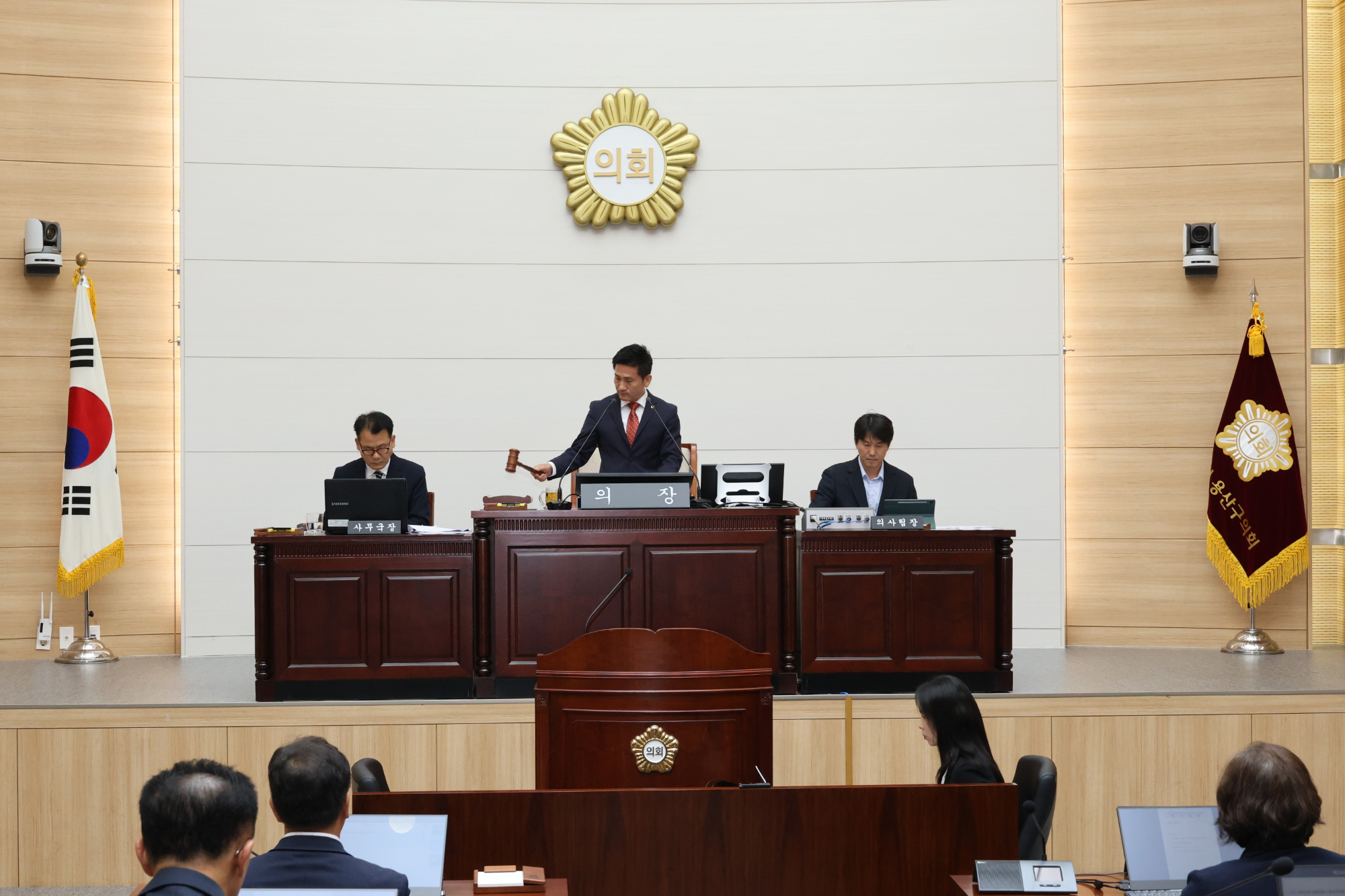 김성철 용산구의회 의장이 본회의를 주재하는 모습./사진제공=용산구의회
