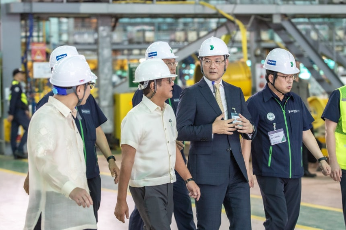 페르디난드 마르코스 주니어 필리핀 대통령과 김성준 HD한국조선해양 대표가 HD현대필리핀조선소를 둘러보며 환담을 나누고 있다. 페르디난드 마르코스 주니어 대통령(왼쪽 두 번째), 김성준 HD한국조선해양 대표이사(왼쪽 세 번째). /사진제공=필리핀 대통령실