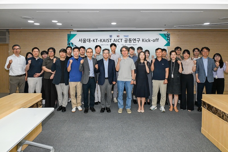 KT는 서울대학교, 한국과학기술원(KAIST)과 각각 산학 공동 연구를 본격적으로 추진하며, AICT 기술 개발 협력 확대를 위한 킥오프 워크숍을 개최했다고 3일 밝혔다. 사진은 2일 서울 서초구 KT 우면연구센터에서 열린 워크숍에 참석한 관계자들이 기념촬영을 하는 모습. / 사진=KT
