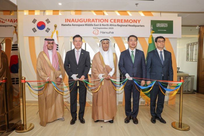 지난 3일(현지시각) 사우디아라비야 리야드에서 열린 한화에어로스페이스 중동 총괄법인 개소식에 참가한 관계자들이 축하 세리머니를 하고 있다. (왼쪽부터) 살레 빈 압둘라 알 아킬리 사우디 군수산업청 부청장, 석종건 방위사업청장, 아흐마드 압둘아지즈 알 오할리 사우디 군수산업청장, 성일 한화에어로스페이스 중동·북아프리카 총괄법인 사장, 문병준 주사우디 대사대리. /사진제공=한화에어로스페이스