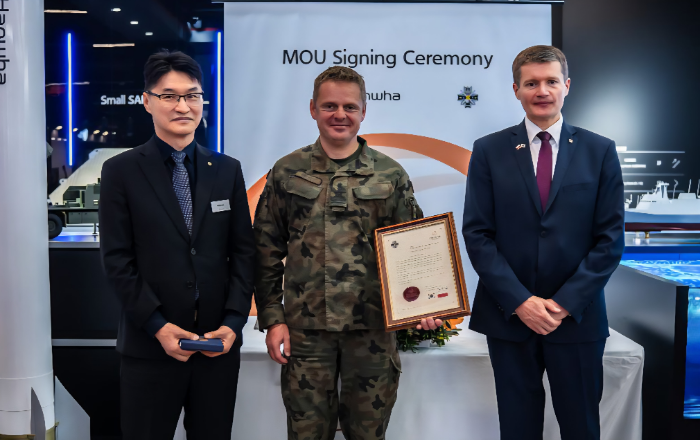 지난 4일(현지시각) 폴란드 국제방위산업 전시회(MSPO)에서 한화에어로스페이스 유럽법인장이 155mm 탄약 관련 부품 현지 품질인증을 위한 MOU를 체결했다. (왼쪽부터) 이부환 한화에어로스페이스 PGM사업부장과 파웰 슈베클레이 WITU 소장, 야첵 한화에어로스페이스 유럽법인장이 기념촬영을 하고 있다. /사진제공=한화에어로스페이스