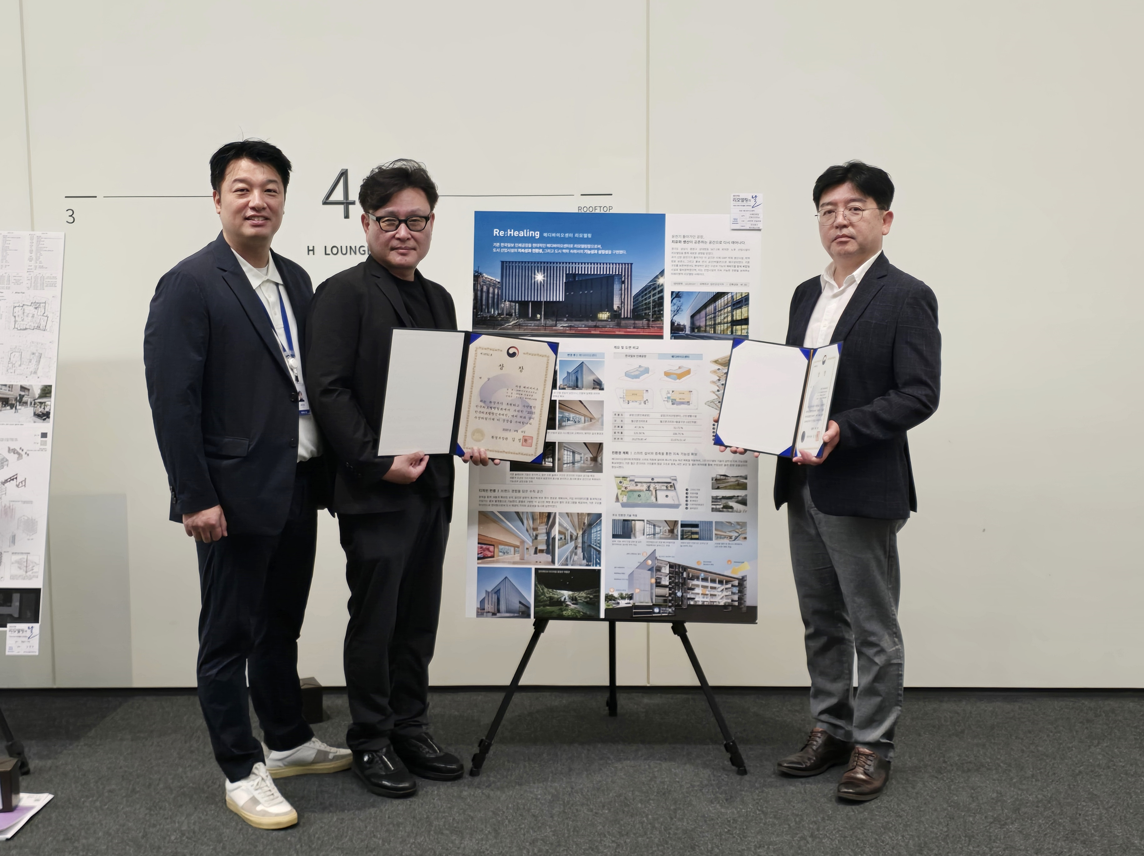 ▲2025년 한국리모델링건축대전에서 한화 건설부문의 김순철 현장소장(우측 첫번째)과 해안건축의 박민진 소장(가운데)이 대상인 환경부 장관상을 수여받고 기념사진을 촬영하고 있다.