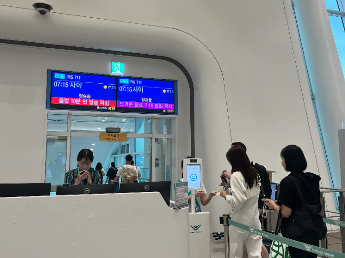 에어서울 승객이 인천공항 제2여객터미널에서 항공기에 탑승하고 있다. /사진제공=에어서울