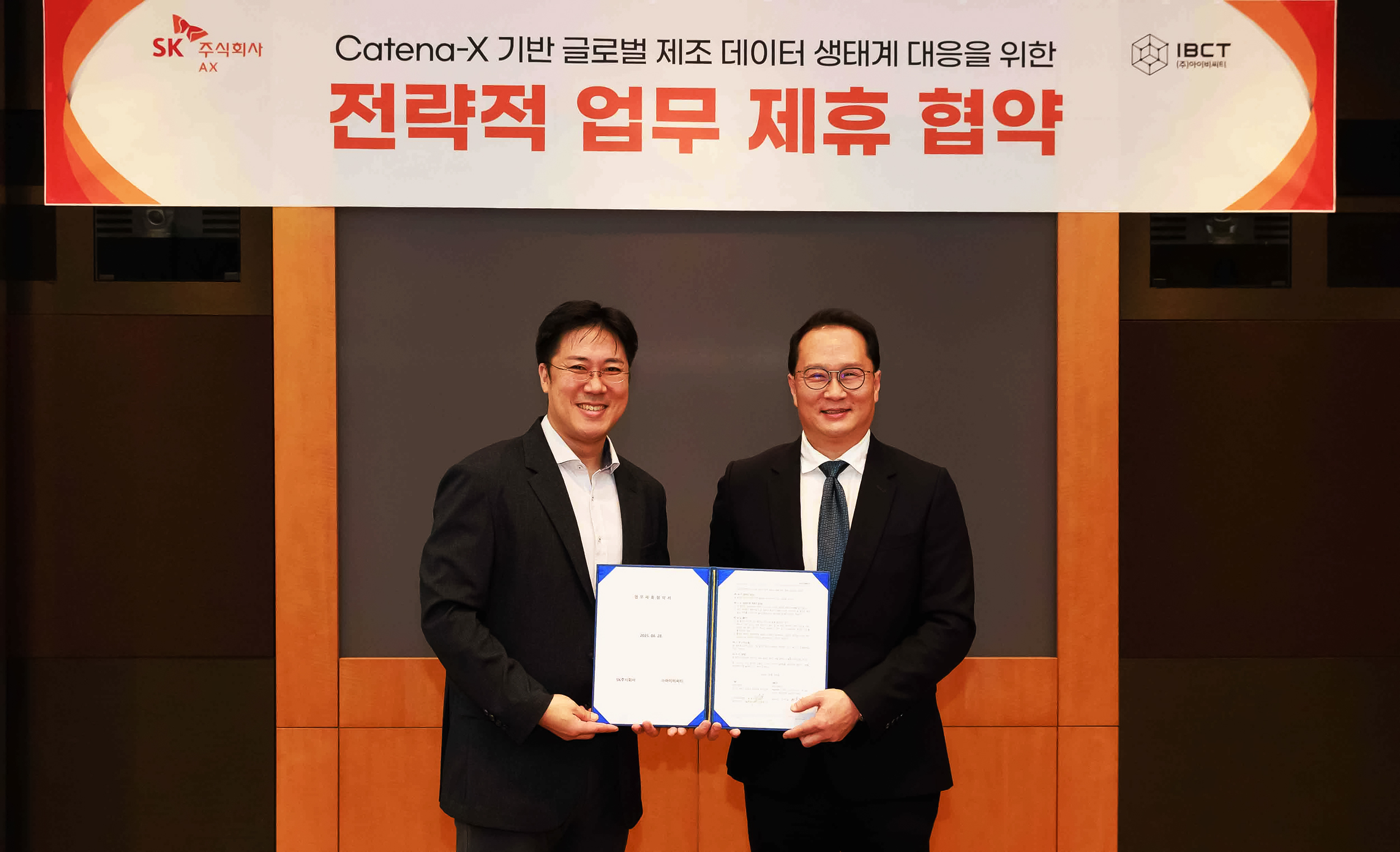 장혁수 SK AX ESG・SHE본부장(왼쪽)과 IBCT 이정륜 대표가 경기도 성남시 분당구 SK AX 본사에서 '카테나-X 기반 글로벌 제조 데이터 생태계 대응 위한 업무 협약식'을 가졌다. / 사진=SK AX
