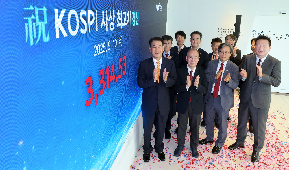 10일 한국거래소 본사에서 정은보 이사장(앞줄 맨 왼쪽)과 임직원들이 코스피 사상 최고치 경신 축하 세레모니를 하고 있다. / 사진제공= 한국거래소(2025.09.10)