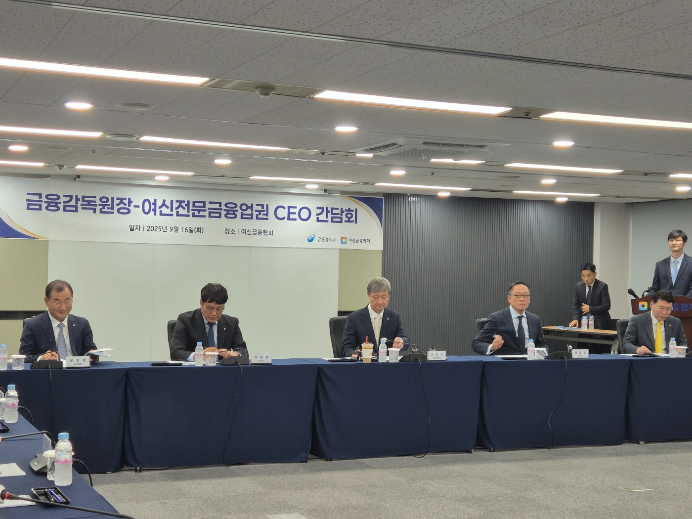 (왼쪽부터)문창환 IBK캐피탈 대표, 박창훈 신한카드 대표, 이찬진 금융감독원장, 정태영 현대카드 부회장, 김재관 KB국민카드 대표가 16일 서울 중구 여신금융협회에서 열린 금융감독원장-여신전문금융업권 CEO 간담회에 참석했다. 사진=강은영 기자