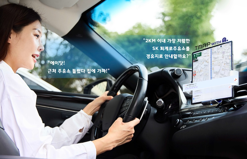 SK텔레콤과 티맵모빌리티는 인공지능(AI) 서비스 ‘에이닷’을 티맵모빌리티의 내비게이션 서비스 티맵에 적용, 차량 내 음성 안내 체계를 전면 개편했다고 17일 밝혔다. 사진은 모델이 차량에서 에이닷이 도입된 티맵 앱 버전을 사용하는 모습. / 사진=SKT