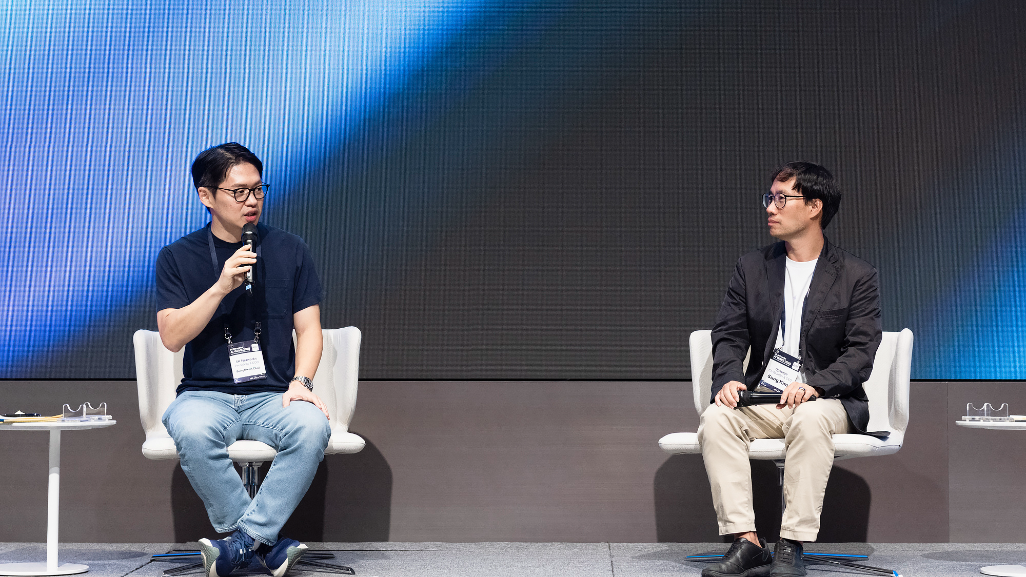 최성환 SK네트웍스 사업총괄 사장과 김성훈 업스테이지 대표가 ‘소버린 AI의 미래’를 주제로 대담을 진행하는 모습. / 사진=SK네트웍스