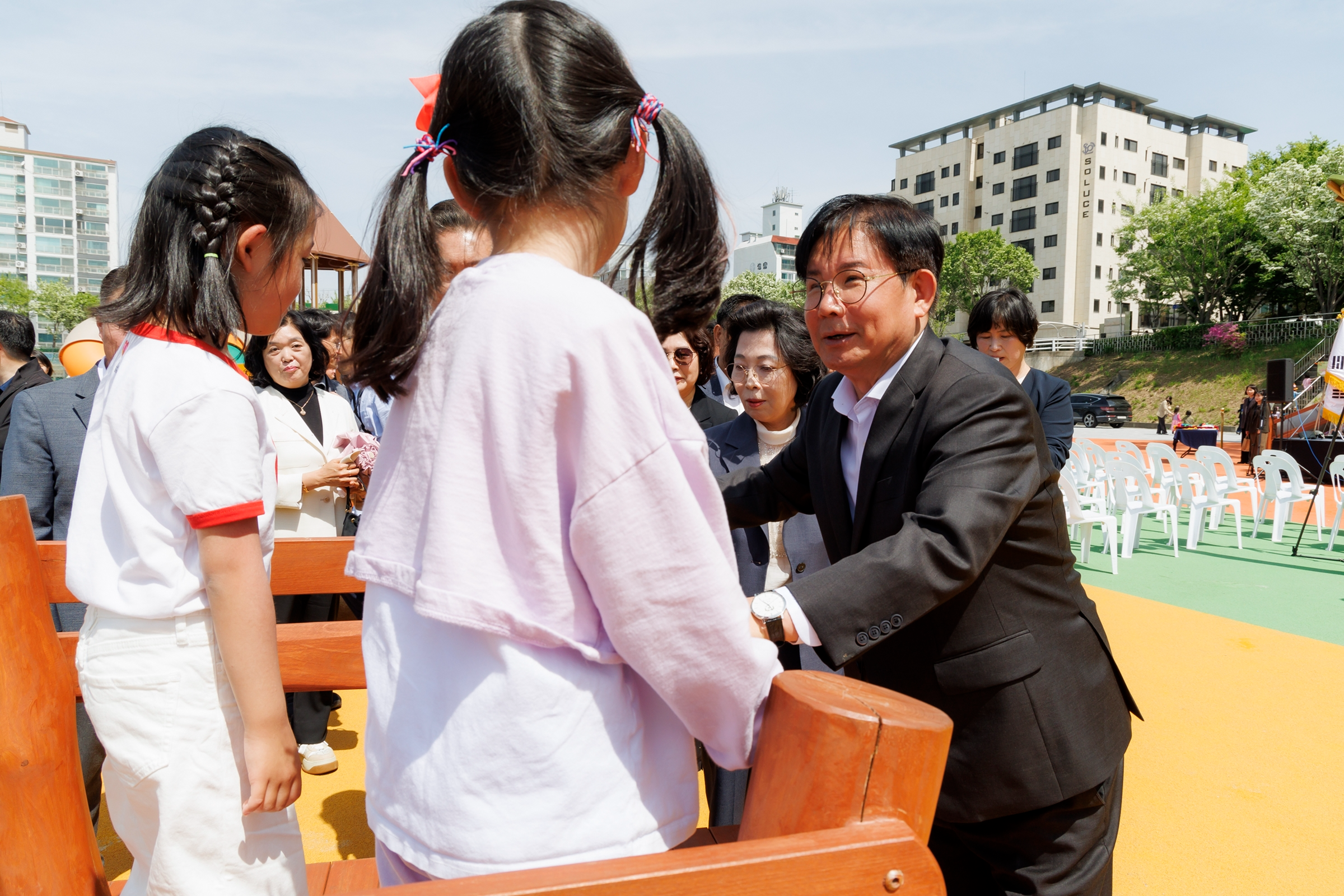 박강수 마포구청장이 망원유수지 어린이체육센터에서 어린이들과 소통하는 모습./사진제공=마포구