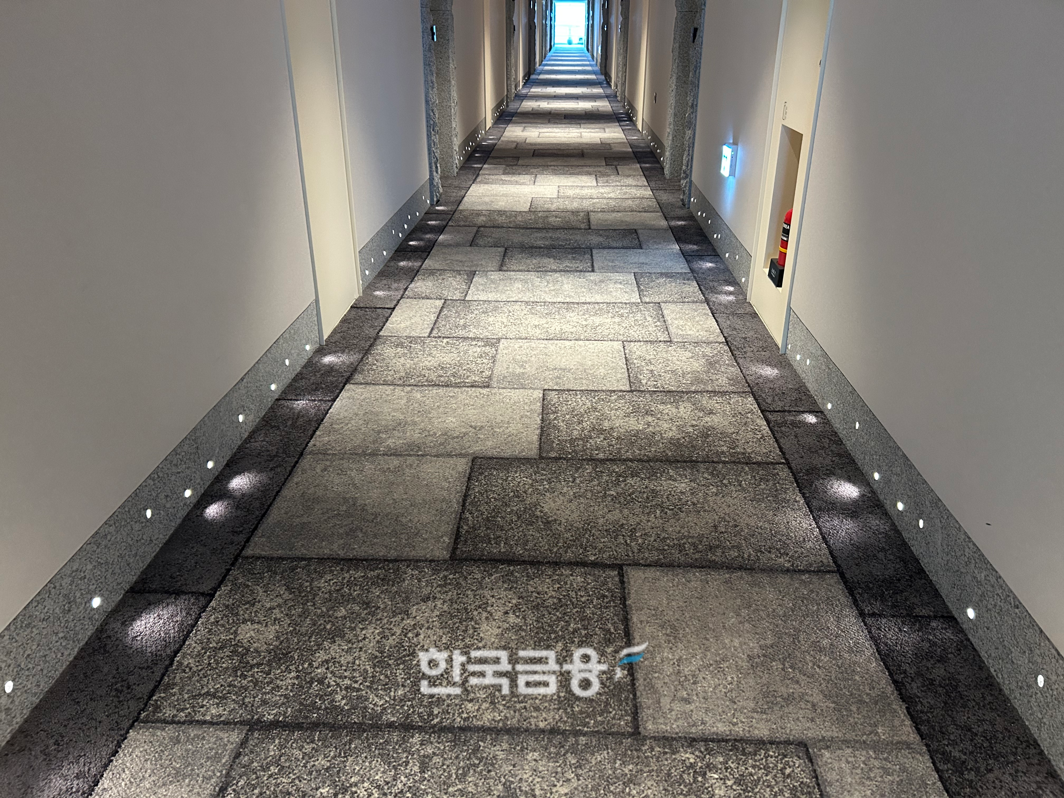 객실 복도는 마치 고궁의 돌바닥을 연상케 한다. /사진=박슬기 기자