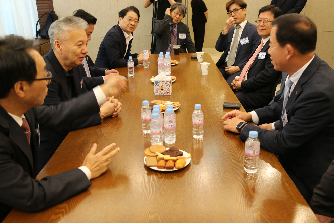 23일 서울 은행연합회에서 개막한 '2025 한국금융투자포럼' 행사 전 VIP 간담회에서 금융투자 업권 CEO 등이 대화를 나누고 있다. / 사진= 한국금융신문(2025.09.23)