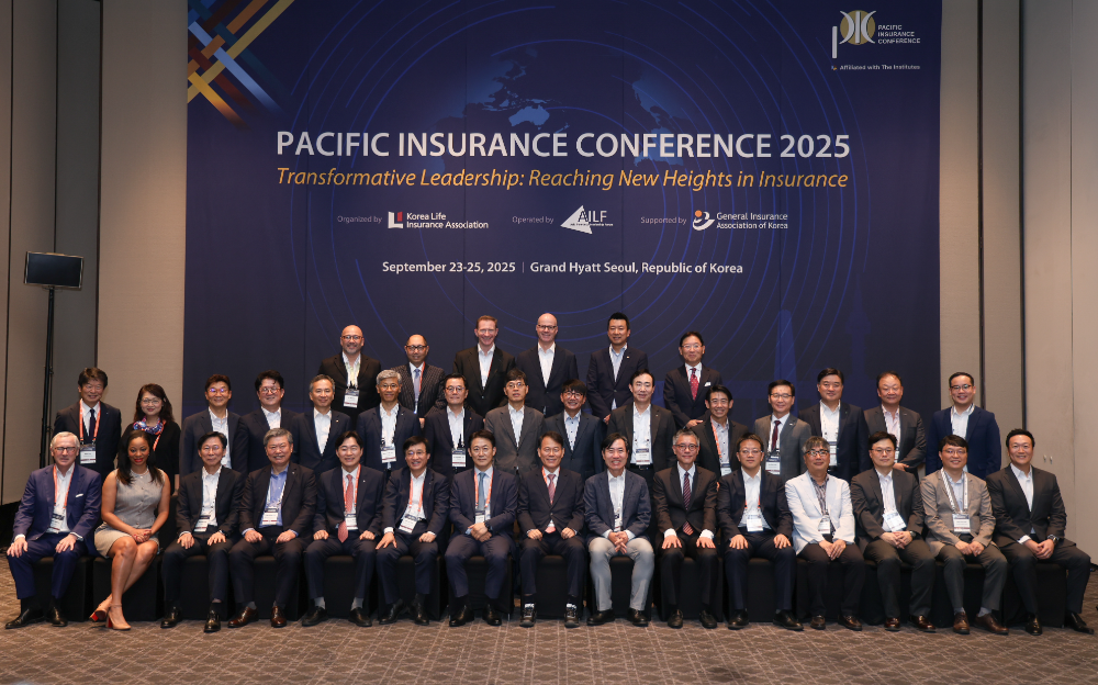 24일 오전9시 서울 그랜드 하얏트 호텔에서 열린 태평양보험콘퍼런스 2025(Pacific Insurance Conference, 이하 ‘PIC 2025’)에서 생명보험사 CEO와 권대영 금융위원회 부위원장, 윤한홍 정무위원장이 기념촬영을 하고 있다.(2025.09.24.)./사진제공=생명보험협회
