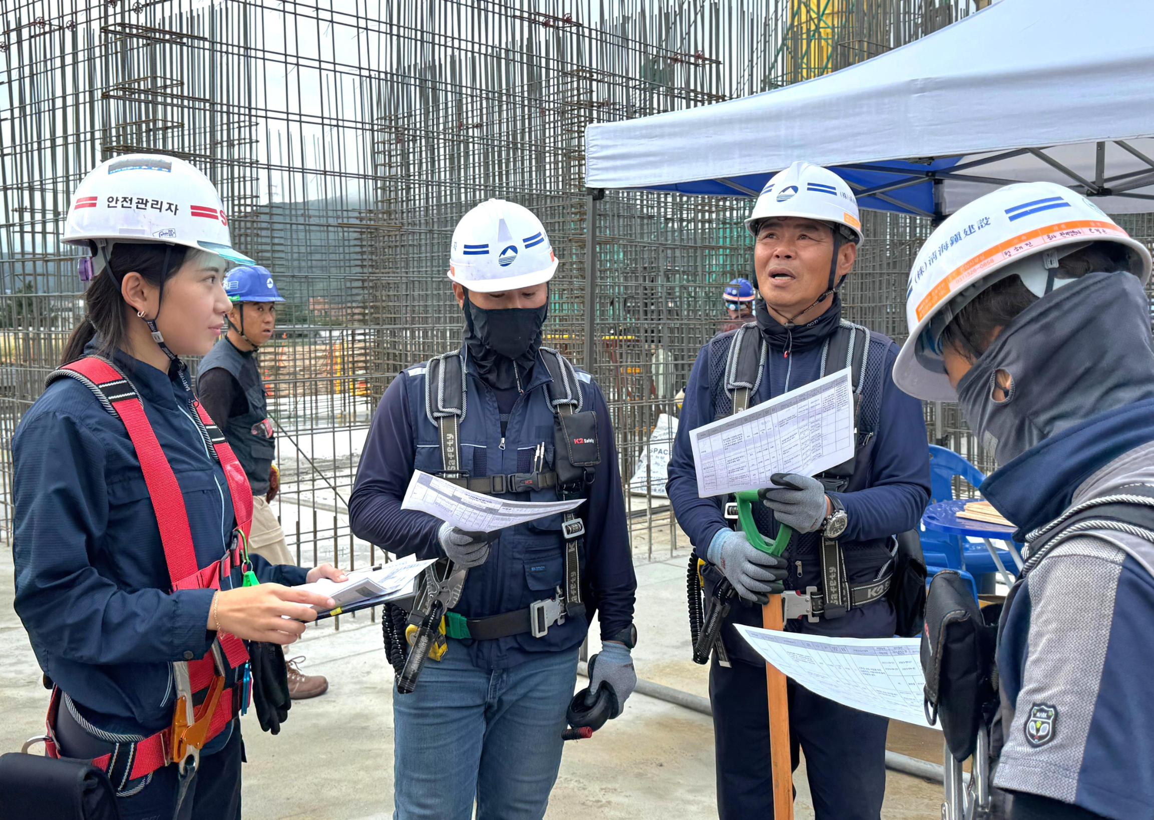 SM스틸 건설부문의 골조공사 안전관리자가 최근 경기 용인시 양지지구 공동주택 신축공사 현장에서 근로자들과 위험성평가에 따른 위험요인과 예방대책에 대해 소통하는 모습./사진제공=SM그룹