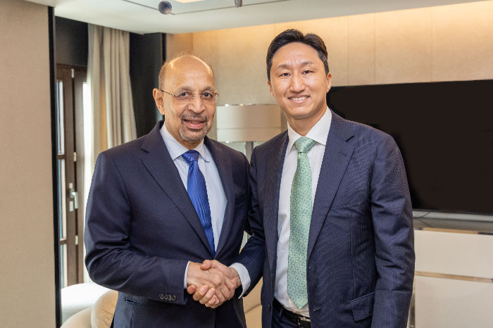 HD현대 정기선 수석부회장(오른쪽)이 25일 사우디 칼리드 알팔리(H.E. Khalid AlFalih) 투자부장관을 만나 사업 협력을 논의했다. /사진제공=HD현대