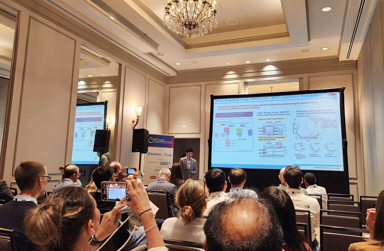 노영수 한미약품 ONCO임상팀 이사(사진 가운데)가 17일(현지시각) 미국 보스턴에서 열린제7회 RAS 표적 신약개발 국제학술대회에서 차세대 표적항암 혁신신약으로 개발 중인‘SOS1-KRAS 상호작용 저해제(HM101207)’의 연구 내용을 구연으로 발표하고 있다. /사진=한미약품