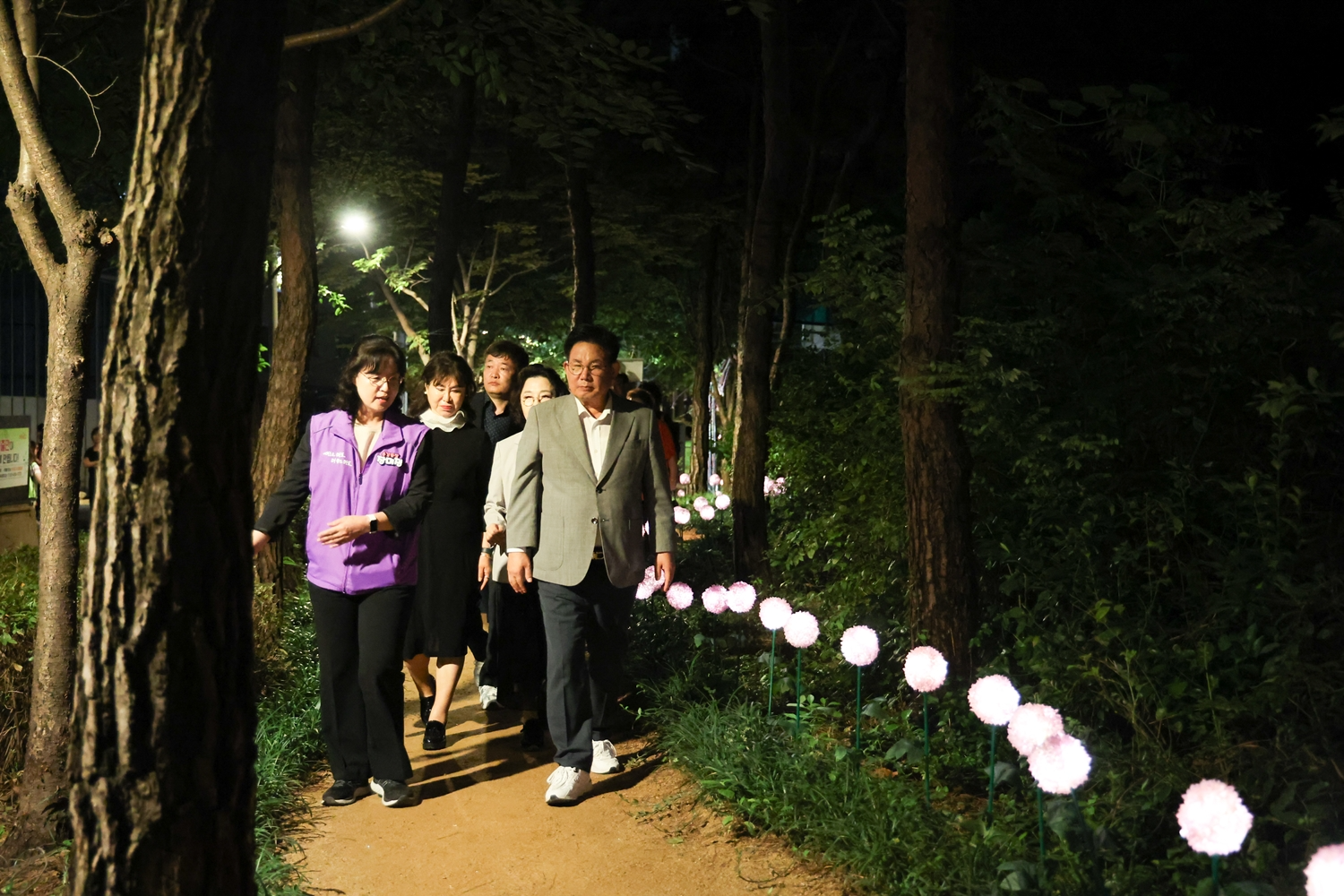 박강수 마포구청장이 토정나들목 황톳길 LED 수국길을 산책하는 모습./사진제공=마포구