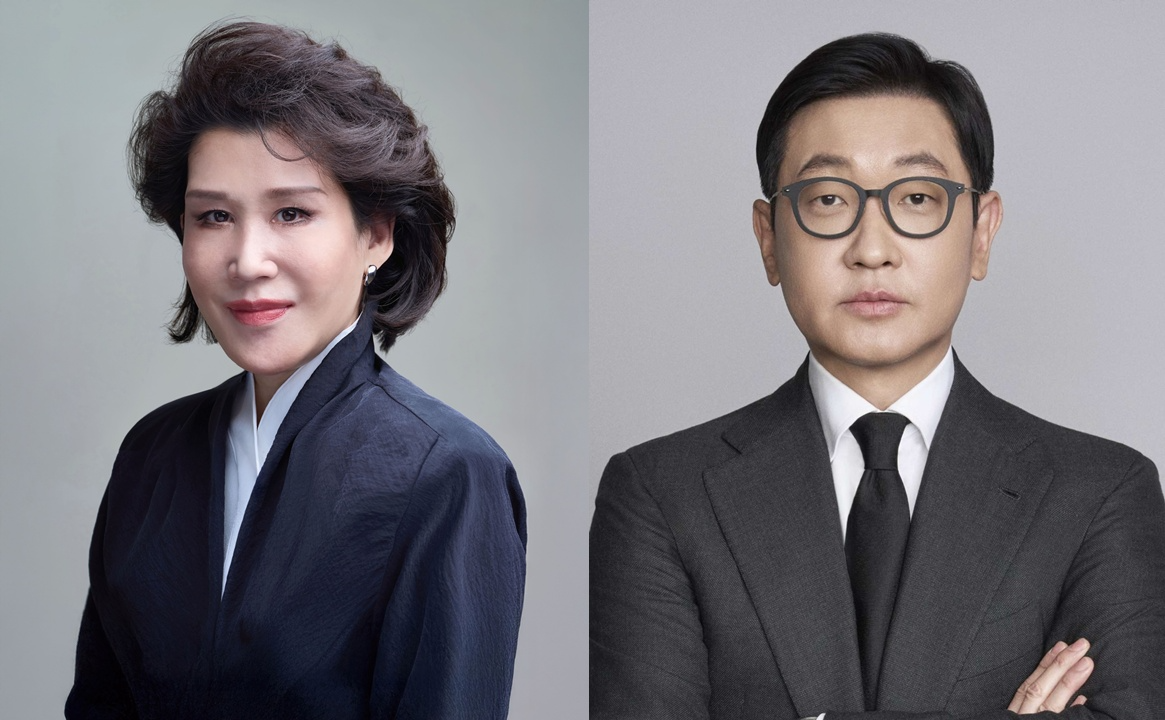 정유경 (주)신세계 회장(왼쪽), 문성욱 시그나이트·신세계라이브쇼핑 대표이사 사장. /사진제공=신세계그룹
