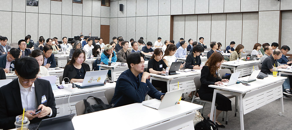 ▲ 한국금융신문 주최로 9월 23일 서울 명동 은행연합회 국제회의실에서 열린 ‘2024 한국금융투자포럼’ 참가자들이 발표자 강연을 경청하고 있다.