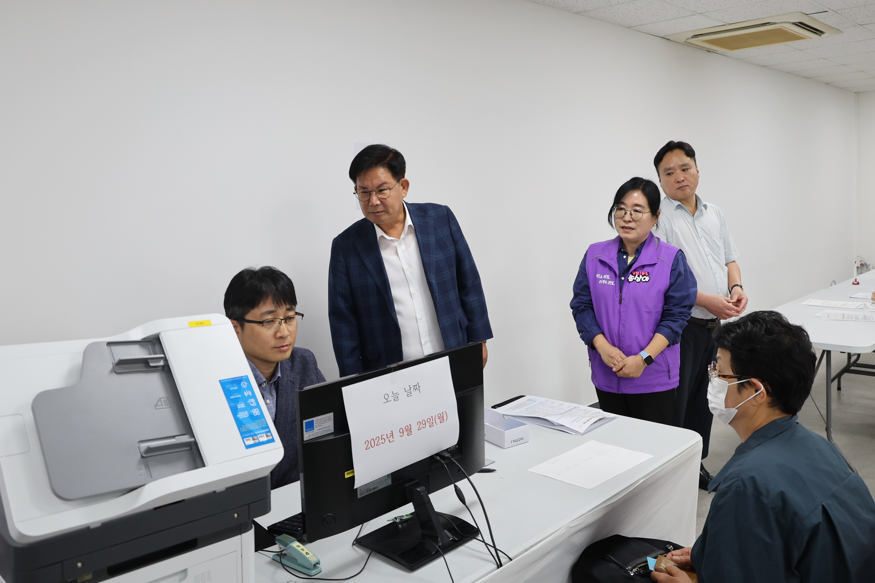 박강수 마포구청장D; 망원1동 주민센터 현장을 살피고 있는 모습./사진제공=마포구