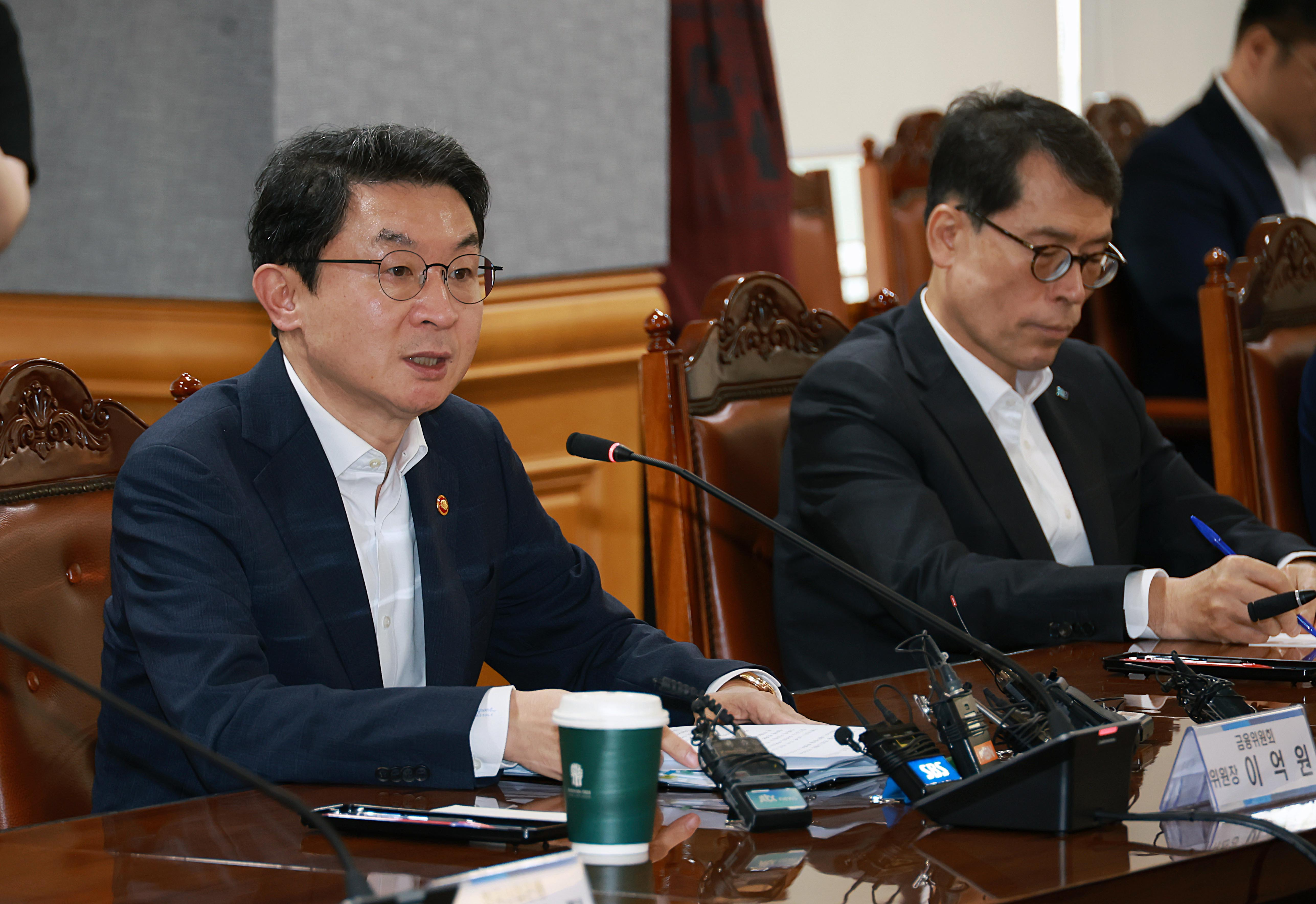 29일 진행된 금융위원장-은행장 간담회에서 이억원 금융위원장이 모두발언을 진행하고 있다. / 사진제공=금융위원회