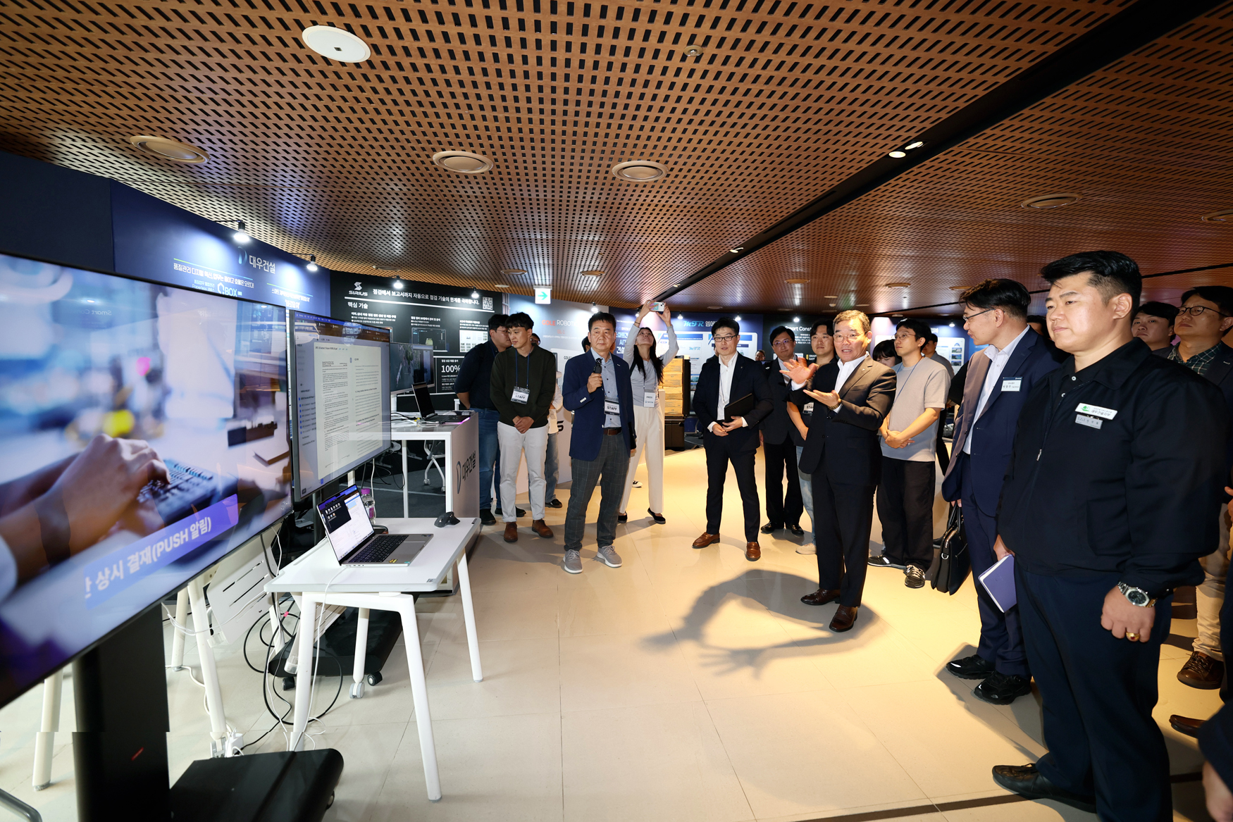 김보현 대우건설 사장이 지난달 30일에 개최된 ‘2025 스마트건설 포럼’ 전시장에 마련된 대우건설의 바로답AI 부스를 둘러보고 있다. /사진제공=대우건설