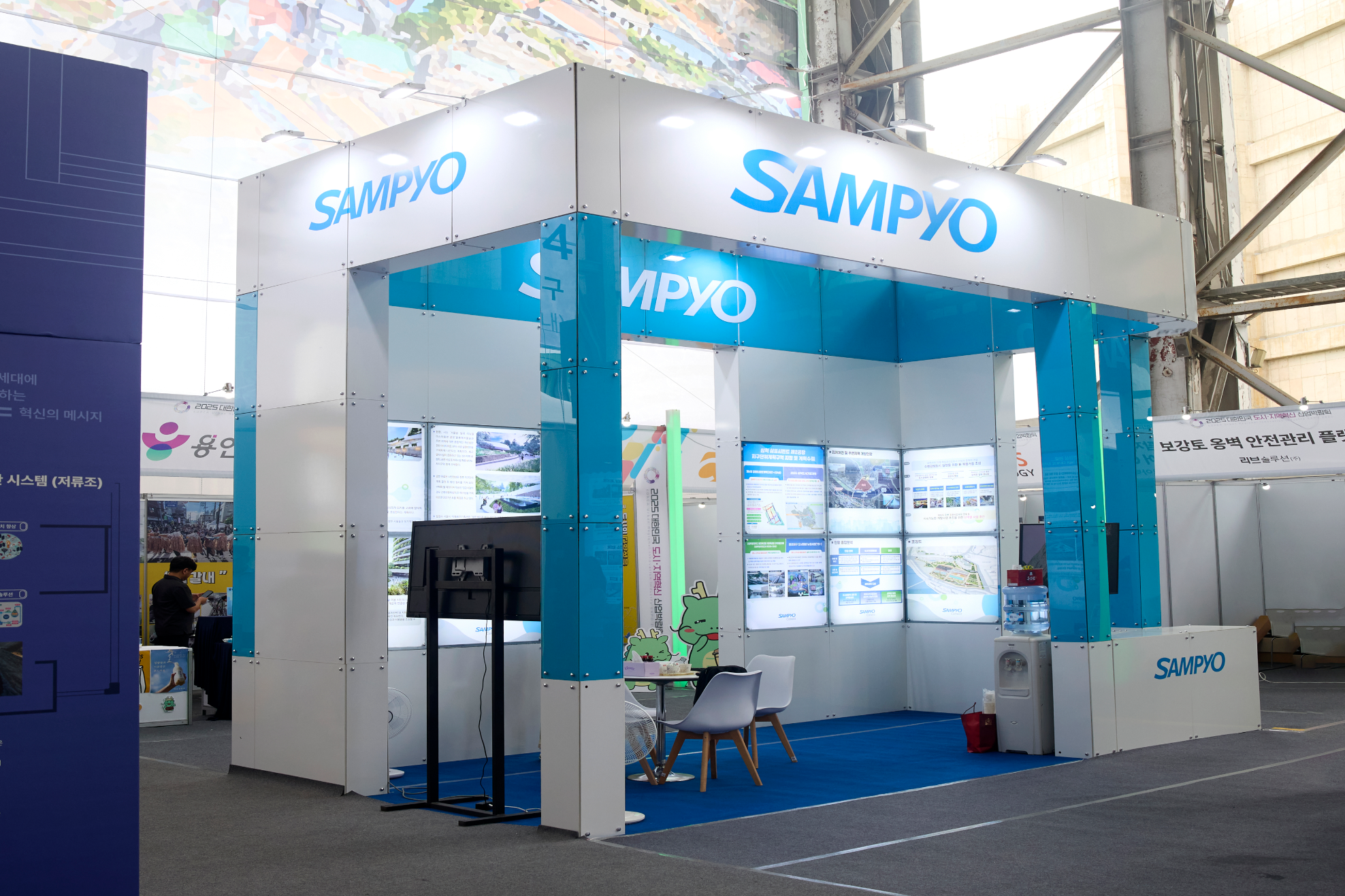 삼표그룹이 지난 24일부터 27일까지 강원도 삼척시 정라지구 도시재생 사업지 일원에서 열린 ‘2025 대한민국 도시·지역혁신 산업박람회’에서 홍보 부스 운영을 통해 성수·삼척 개발 프로젝트를 소개했다./사진제공=삼표그룹