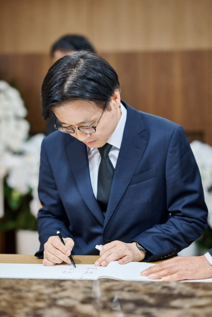 故 최창걸 고려아연 명예회장 빈소를 찾아 조문한 김정관 산업통상부 장관. / 사진=김정관 장관 페이스북 갈무리