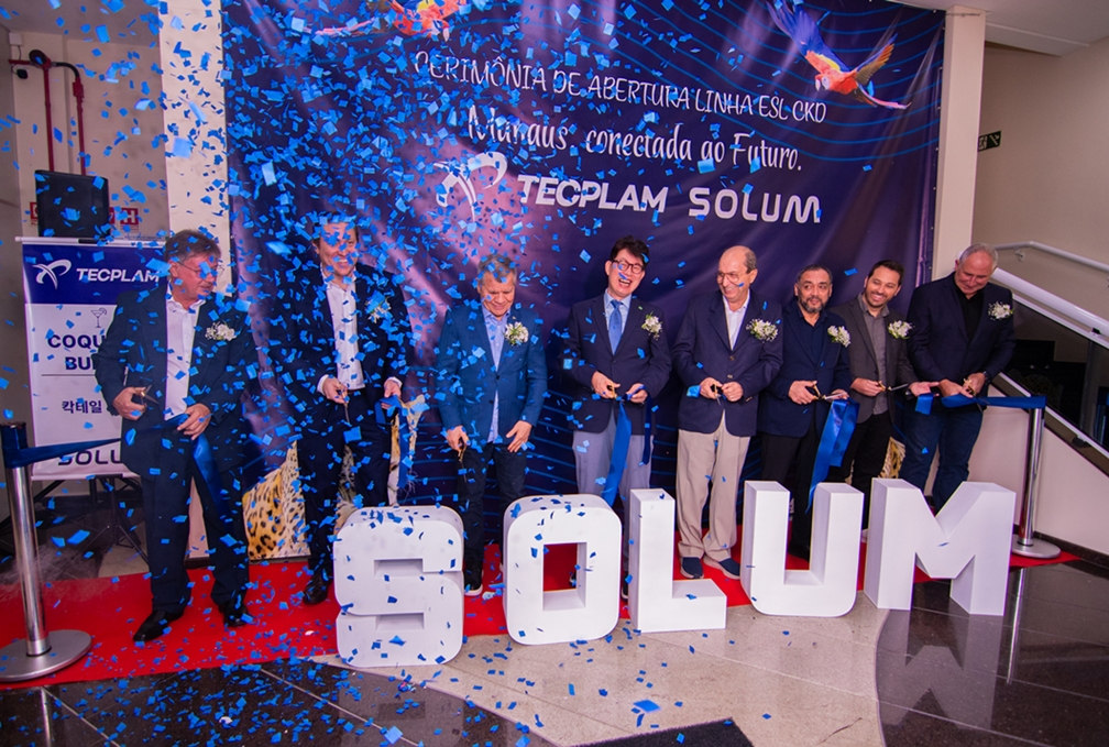 솔루엠이 브라질 아마조나스주 마나우스에서 준공식을 개최한 가운데 함께 참여한 연방정부 및 파트너사 관계자들이 축하하고 있다. (사진 가운데) 정희용 솔루엠 중남미법인 총괄. / 사진=솔루엠
