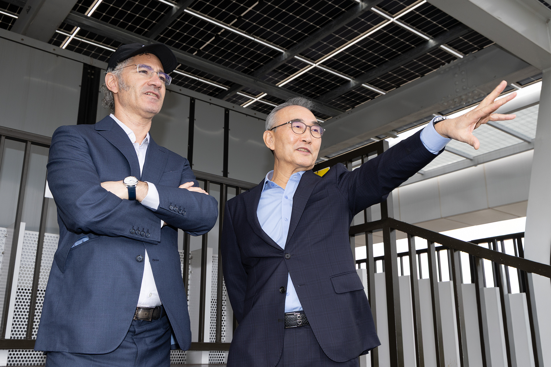 KT는 팔란티어와 한국에서 첫 CEO 회동을 갖고 사내 적용 성과를 바탕으로 팔란티어 플랫폼을 확산시키기 위한 방안을 논의했다고 14일 밝혔다. 사진은 김영섭 KT 대표(오른쪽)와 알렉스 카프 팔란티어 CEO(왼쪽)가 한국에서의 첫 CEO 회동을 진행하고 기념 사진을 촬영하고 있다. / 사진=KT