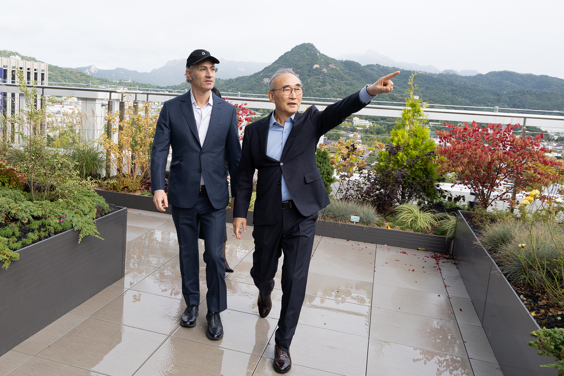 KT는 팔란티어와 한국에서 첫 CEO 회동을 갖고 사내 적용 성과를 바탕으로 팔란티어 플랫폼을 확산시키기 위한 방안을 논의했다고 14일 밝혔다. 사진은 김영섭 KT 대표(오른쪽)와 알렉스 카프 팔란티어 CEO(왼쪽)가 한국에서의 첫 CEO 회동을 진행하고 기념 사진을 촬영하고 있다. / 사진=KT