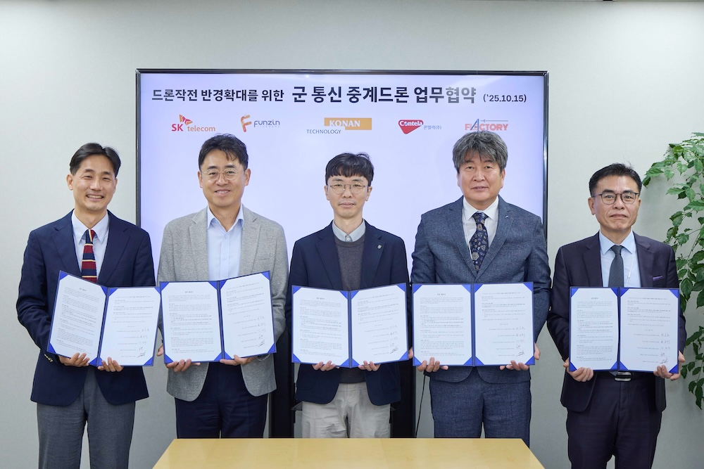SK텔레콤(대표이사 유영상)이 군용 드론의 작전 반경을 확대하기 위한 통신 중계 드론 개발에 나선다. 사진은 (왼쪽부터) 나경환 SKT 엔터프라이즈솔루션본부장, 김정훈 펀진 사업전략본부장, 김규훈 코난테크놀로지 국방AI사업부장, 김태연 콘텔라 MTS사업부문장, 김태훈 플랙토리 대표이사. / 사진=SKT