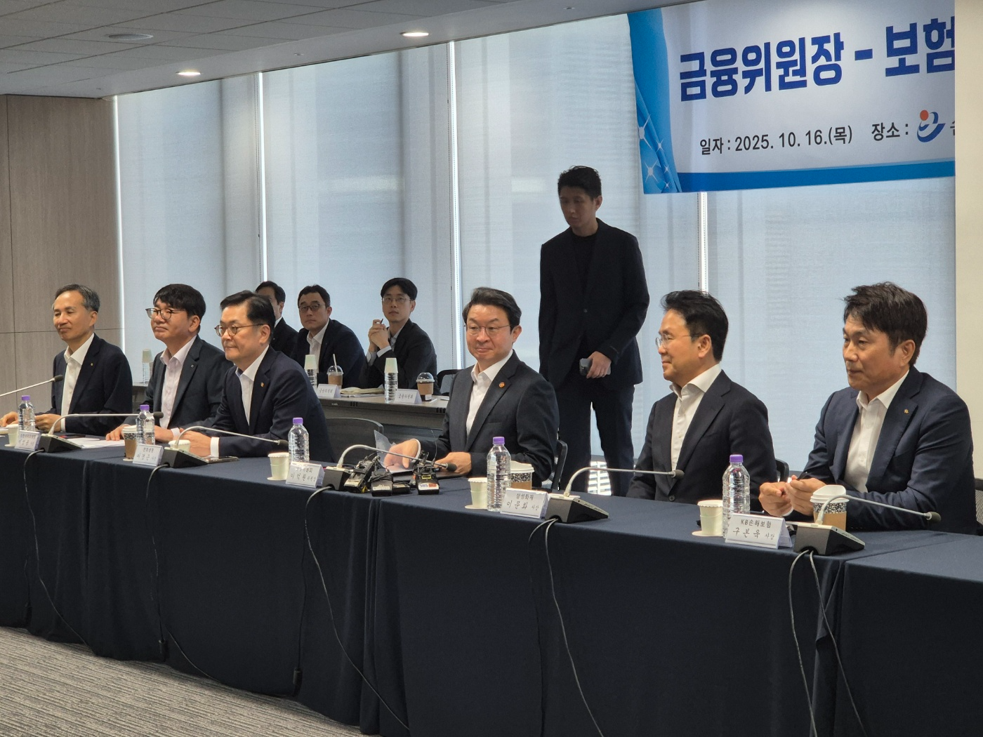 이억원 금융위원장(가운데)이 16일 손해보험협회 열린 회의실에서 열린 '금융위원장-보험사 CEO 간담회'에서 모두발언을 하고 있다. 사진=강은영 기자