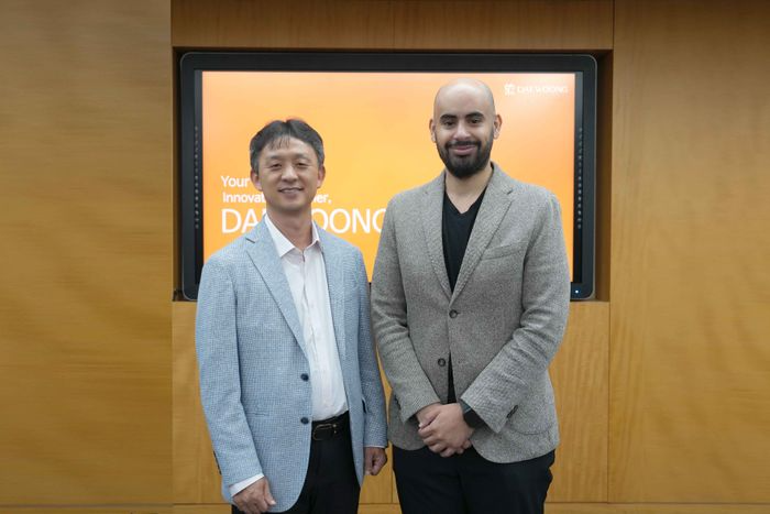 (왼쪽부터) 박성수 대웅제약 대표와 칼리드 알부라이칸 사우디 보건부 차관이 기념 사진을 촬영하고 있다. /사진=대웅제약